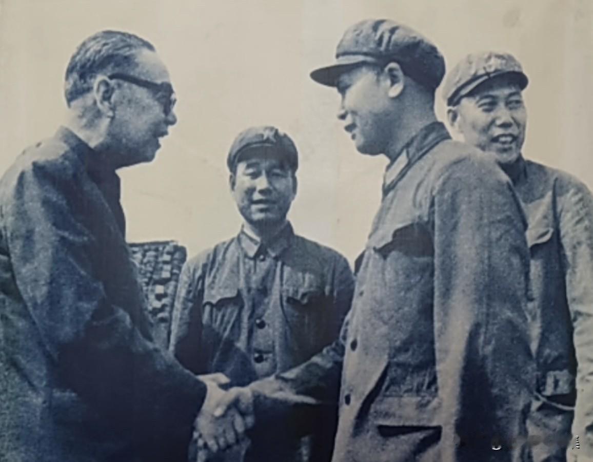 自卫还击战中，384团战绩实出，中央慰问团团长姬鹏飞副委员长（左一）接见凯旋归来