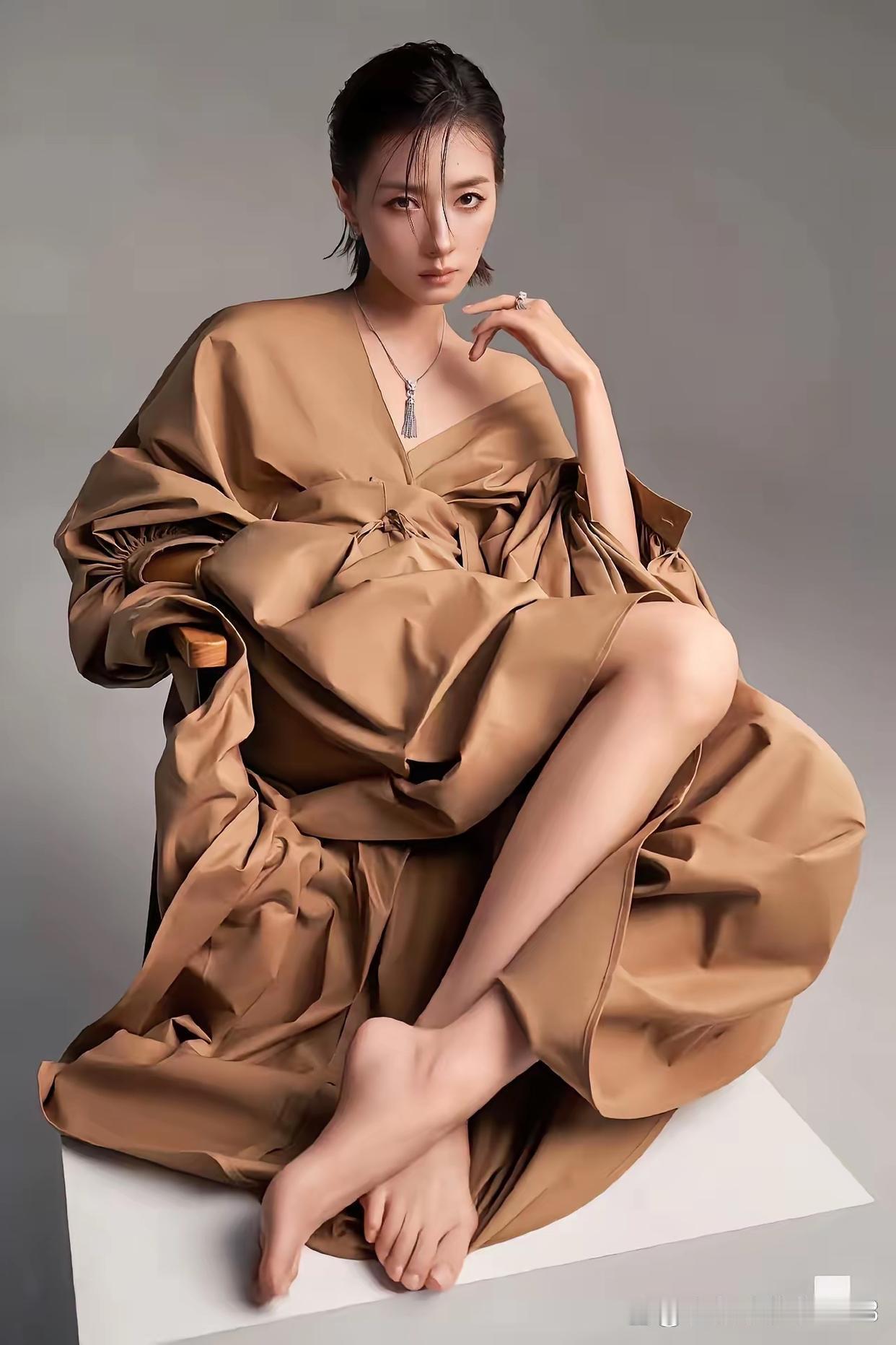 万茜，好美，就是脚丫子有宽，要是穿上袜子就完美了