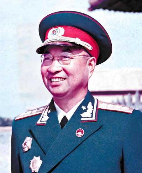 1950年，陈赓来越南做“场外指导”，第一仗就让越军奔袭4天。武元甲打电话：“部