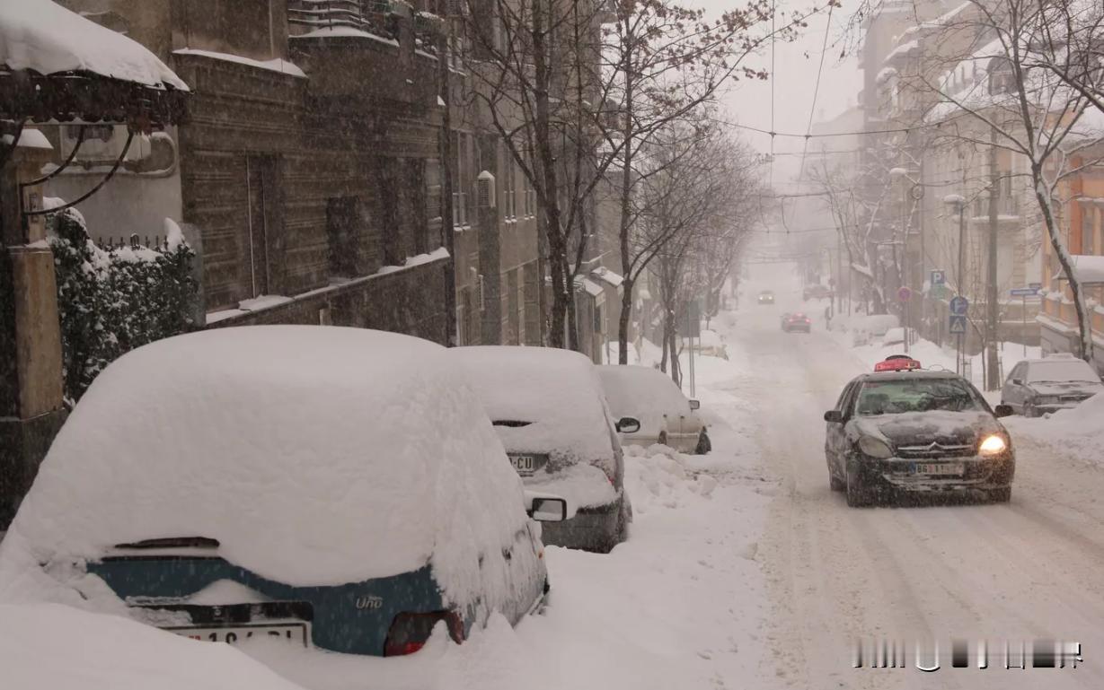 【在塞尔维亚，9个城市因降雪实施紧急状态】贝尔格莱德时间2026年1月10日，