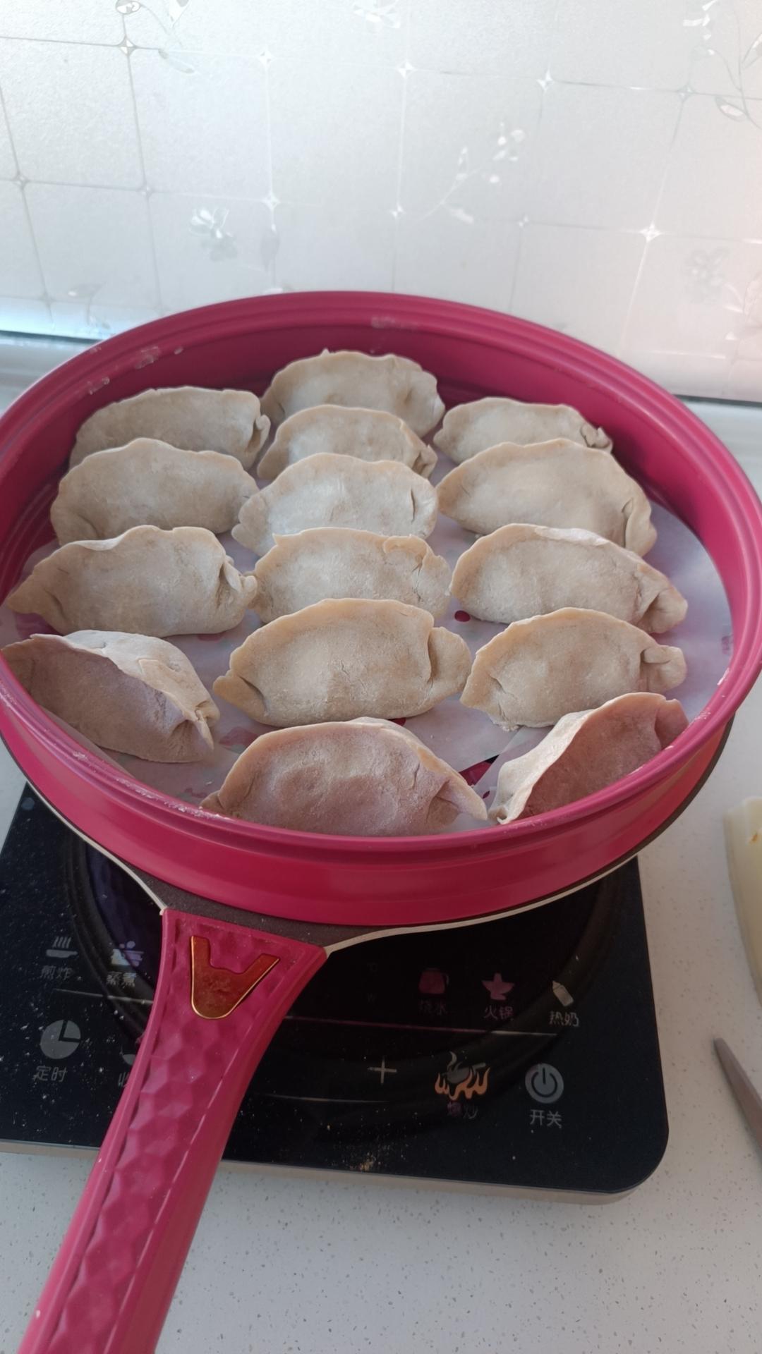 蒸一锅荞面大蒸饺，萝卜油梭子馅的。荞面这东西，没筋性，掺了点白面，和面时还粘手。