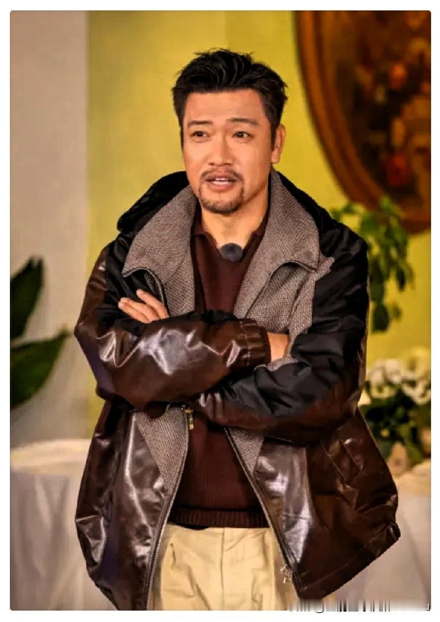 说实话，贾冰这次塌不了房。关起包厢跟老友吃饭，抽烟喝酒随口说几句粗话