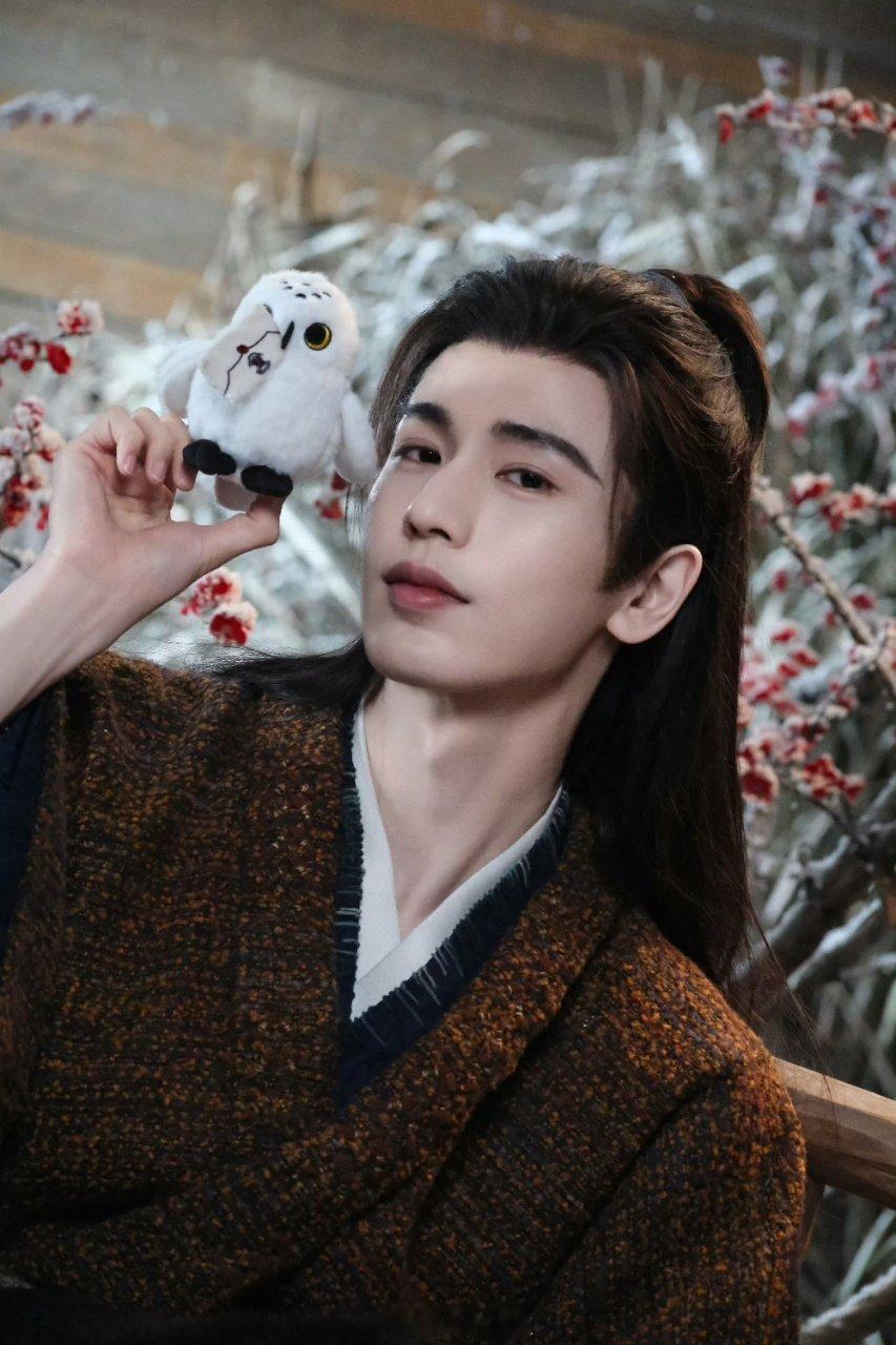 张凌赫也抠手原来帅哥也和我一样，没事就爱抠手手！