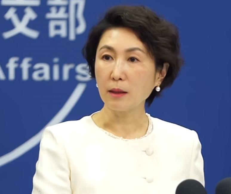 "刚下飞机就被带进小黑屋，滞留72小时，手机电脑被扣押检查，反复被问'是否为中国