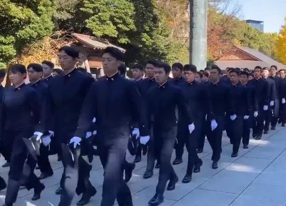 万万没想到，中日海空对峙的紧张局势尚未平息，日本icon居然举行了大型“拜鬼”行