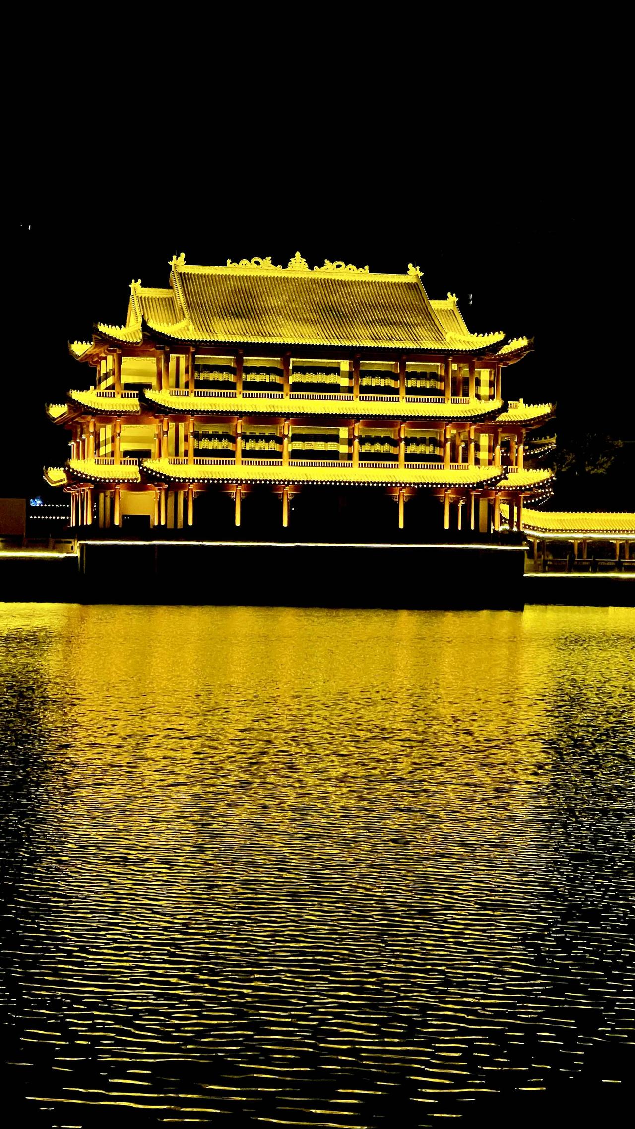 敦煌夜未央，党河披金纱～敦煌风情线夜景