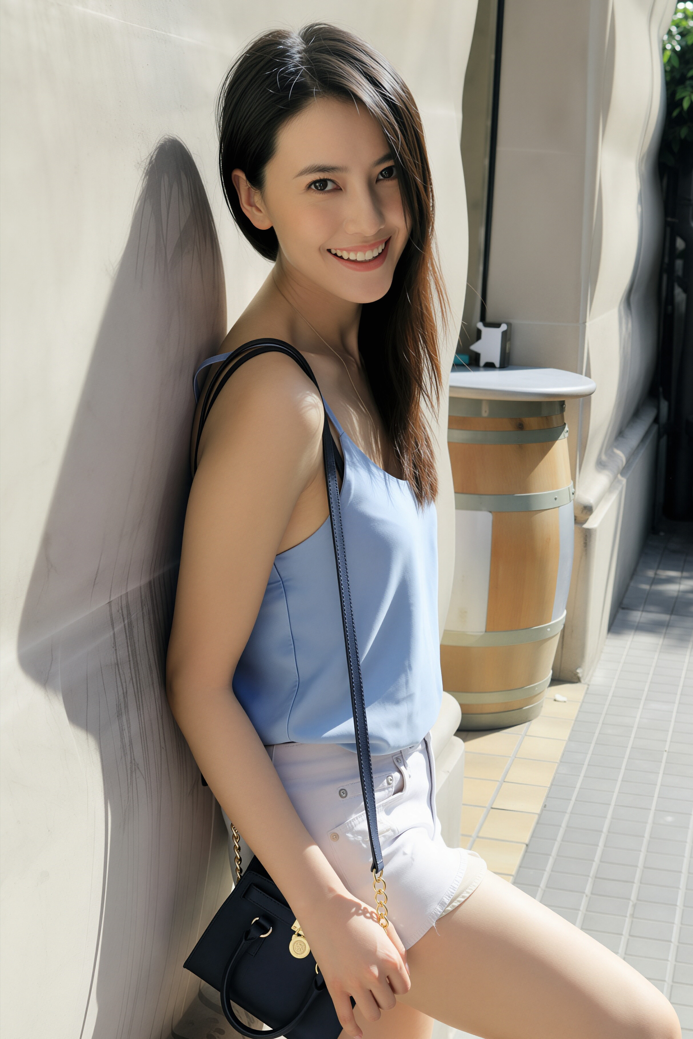 高圆圆状态清爽明媚，笑容干净有感染力，穿搭简约又显活力，完全是健康元气的模样。