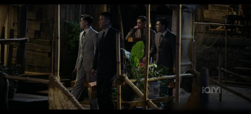 有谁能想到何贤一家居然住在花尾渡？老吕一直说何贤是汉奸，发国难财，可是他明明