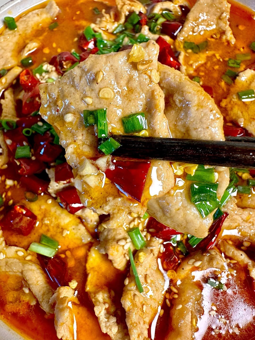 香辣过瘾的水煮肉片，太好吃啦！家庭版水煮肉哦，肉片滑嫩爽口好吃下饭，自己在家做成