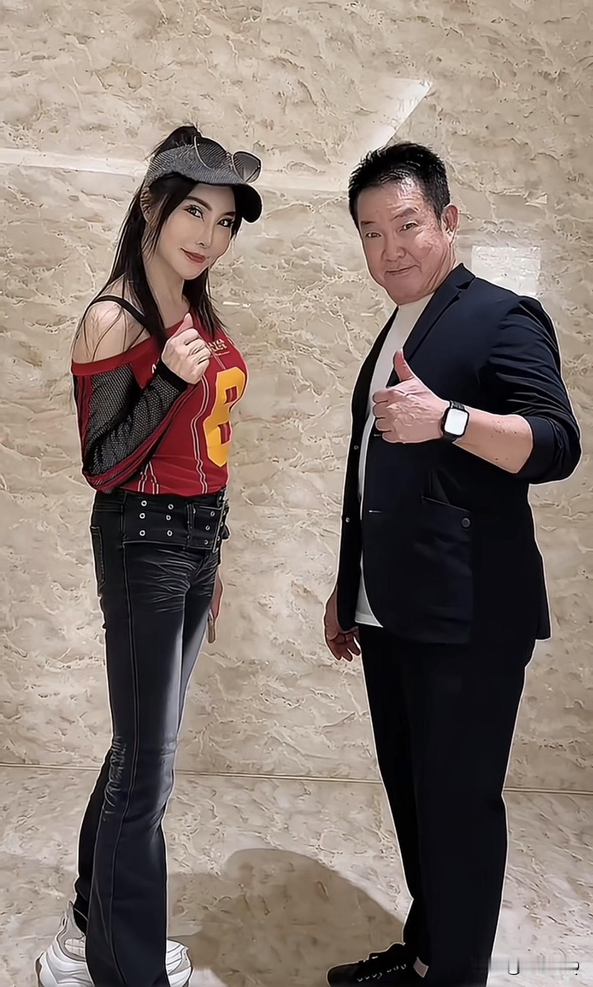 杨丽菁和元彪同框，真的差点没认出他俩。杨丽菁的脸虽年轻，但一看就有高科技成分