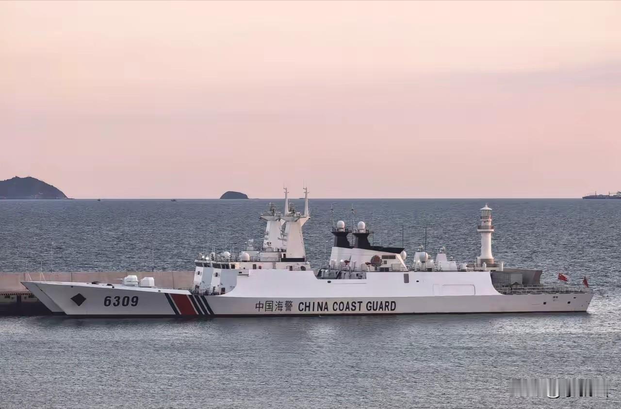 被誉为海警版054A的301型远洋巡逻舰，机库上方为何要装备两门H/PJ13B（
