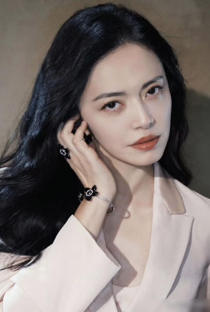 姚晨官宣离婚，一堆人涌进去心疼她。我妈直接把手机扔一边，说“心疼个屁”。她说