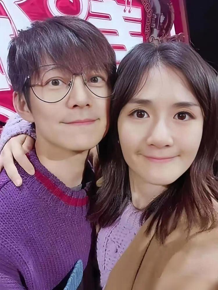 张杰出差不在家，谢娜闲得慌，叫何炅来家里。俩人看电视喝酒，都喝高了，何炅当晚留宿