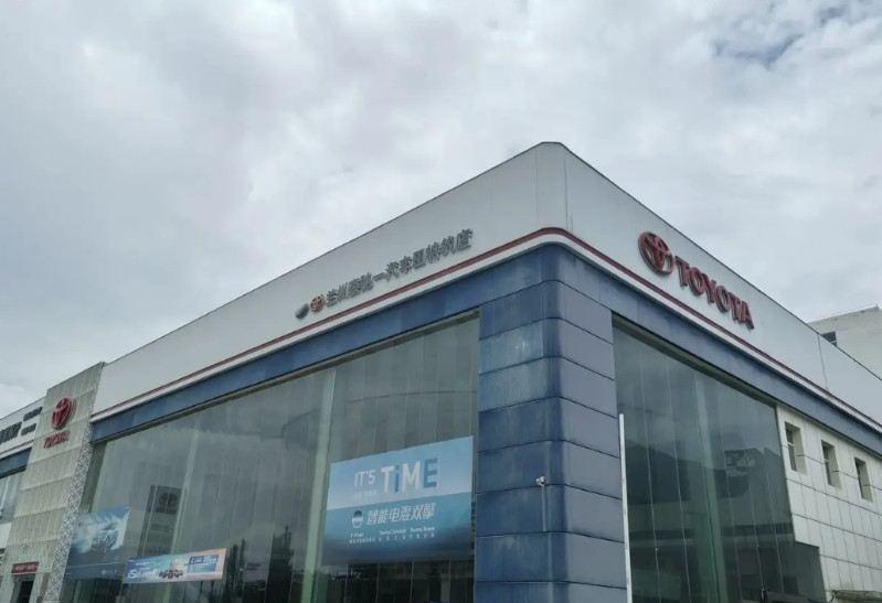 今天到4s店保养车，目前车已经开了四年多，公里数是六万。4s店售后经理建议让我换