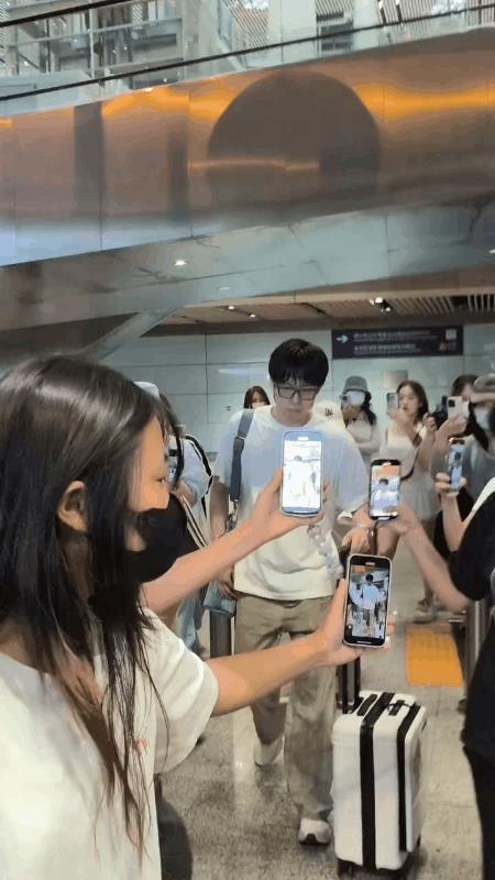 王楚钦的兵都来了，好多人啊！大头凌晨到达北京，他的粉丝都来接机了，王楚钦大步流