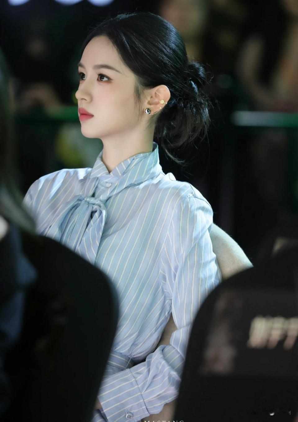 衬衫在一众重工的礼裙里美的四两拨千斤别人都穿华贵的礼服，也子就穿了简单的蓝衬衫