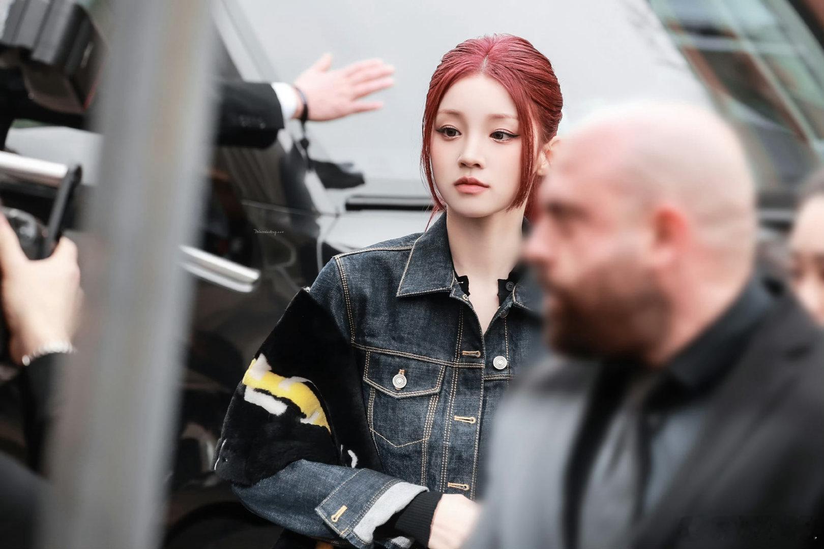 FENDI大秀明星阵容亮相品牌大秀现场，展现品牌精神的双面诠释。唐嫣站在那里就