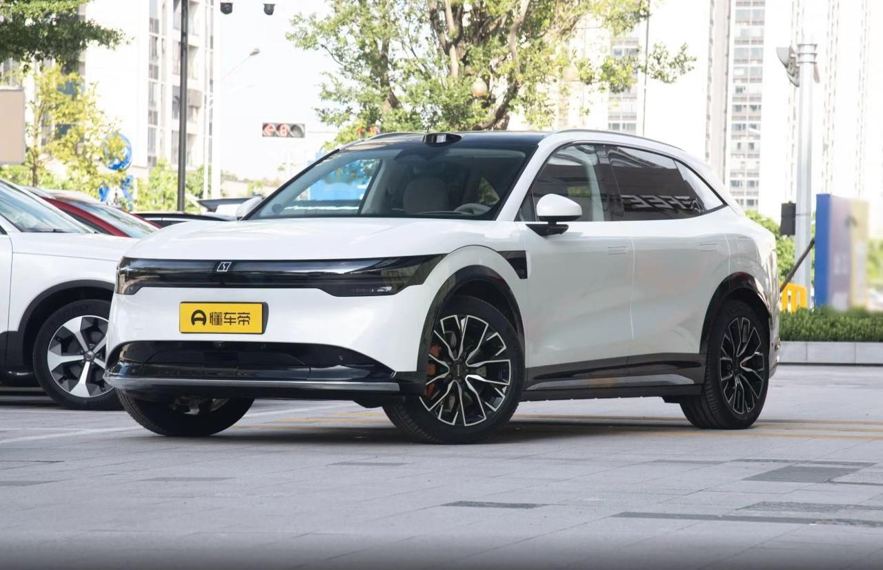 上周接孩子放学，小区门口的停车场里，一辆银灰色极氪7X安静地停在那里。车主正给充