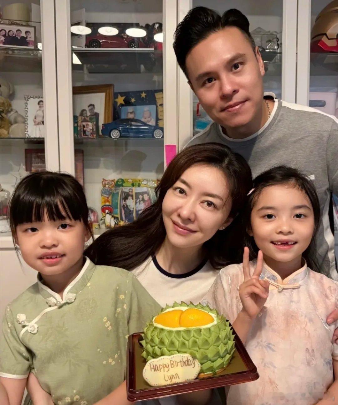 熊黛林晒万圣节照，8岁双胞胎女儿打扮好可爱，姐姐提着南瓜灯，穿小裙子又甜又好看，