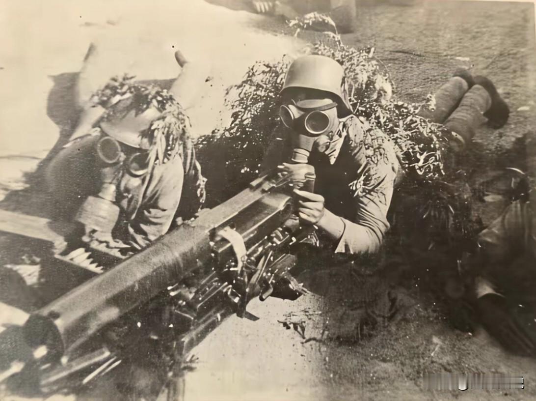 大家注意看，这才是真正的国军精锐部队，淞沪会战时，国军德械师的两名士兵的装备刷新