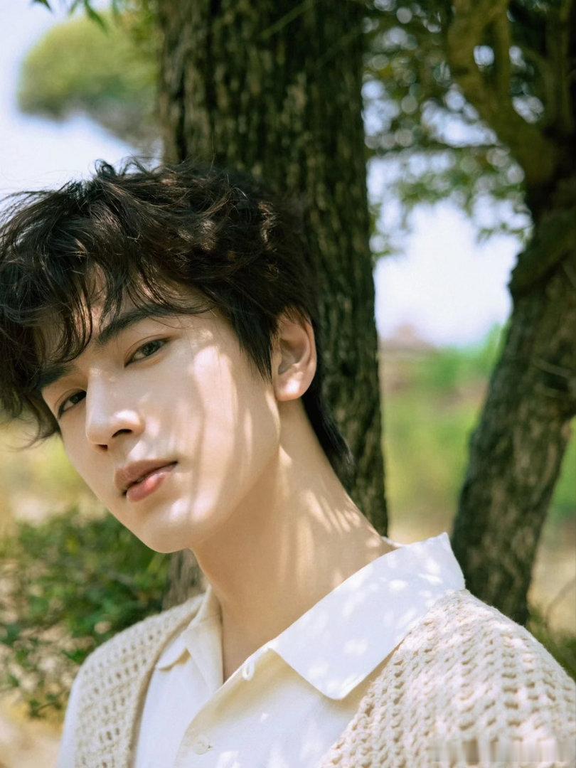 张凌赫520解锁夏日舒适男友风张凌赫把浪漫留在了西湖💌晚风拂面爱意渐浓，张凌赫