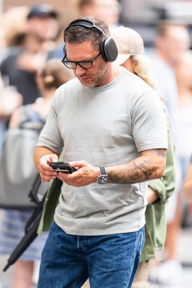 汤姆哈迪上班玩手机惹怒海伦米伦上周，「汤老师」汤姆·哈迪（TomHardy）