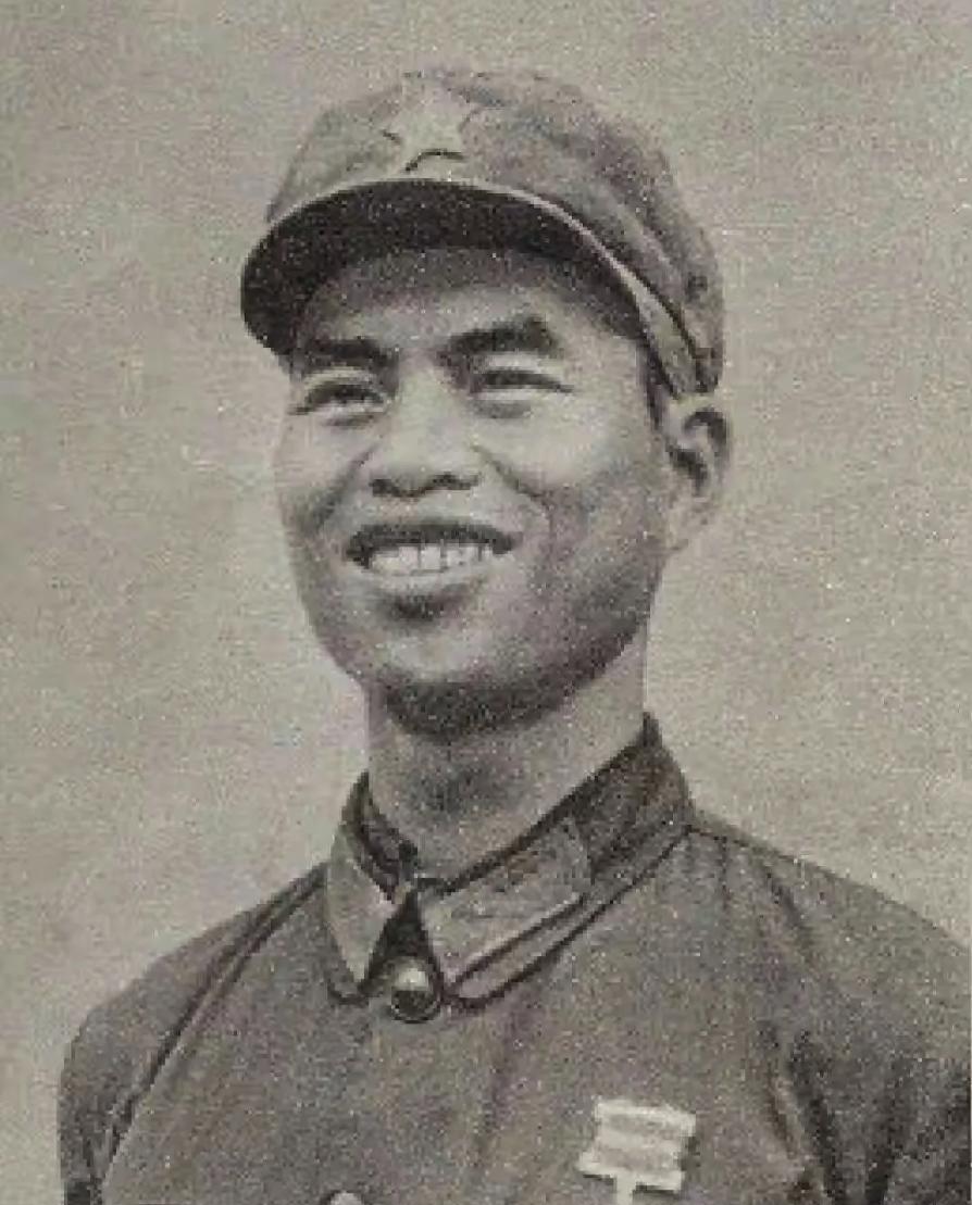 1979年，我军连长打了胜仗后，趁着休息时间写总结，这时，翻译押了一个越南女兵走