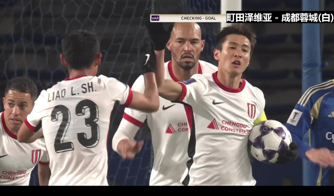 实话实说，不是韦世豪机敏捡漏扳回一球，成都蓉城上半场就崩盘没眼看了，新任主教练约