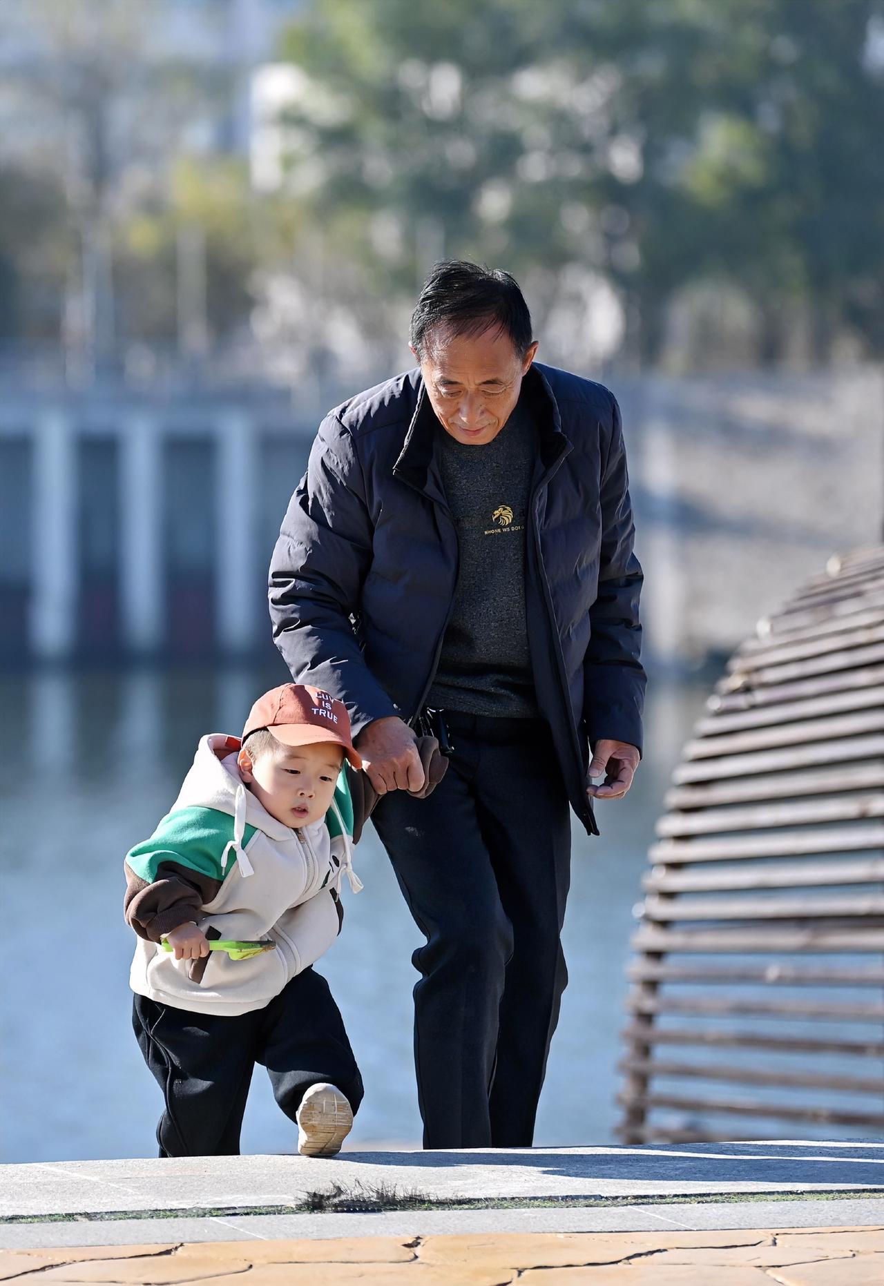 老人们的心里话:不愿跟子女同住,多半是这四个原因身边几位老人聊起养老,都说不