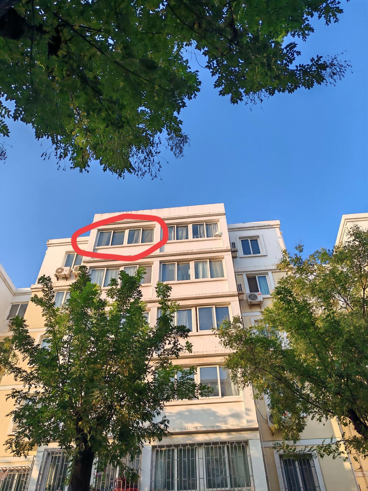 终于把这老破小房子29万卖出去了我闺蜜笑成了一朵花,没想到还有人接盘,闺蜜全家