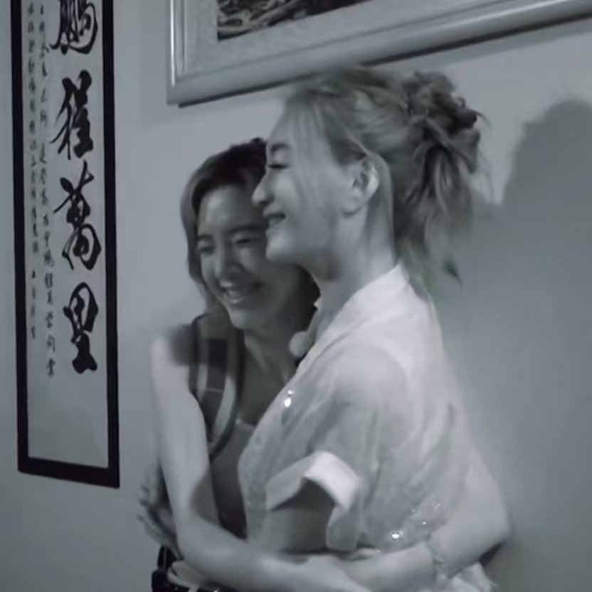 唐艺昕玩密室焊李小冉身上了不想睡的星期五唐艺昕唐艺昕玩密室根本不需要独自面对恐惧