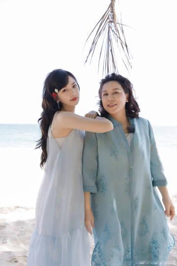 程潇说她看不得妈妈哭；而李嘉格吐槽妈妈很会哭，鼻子里都能酿醋，她还说，我妈哭这事