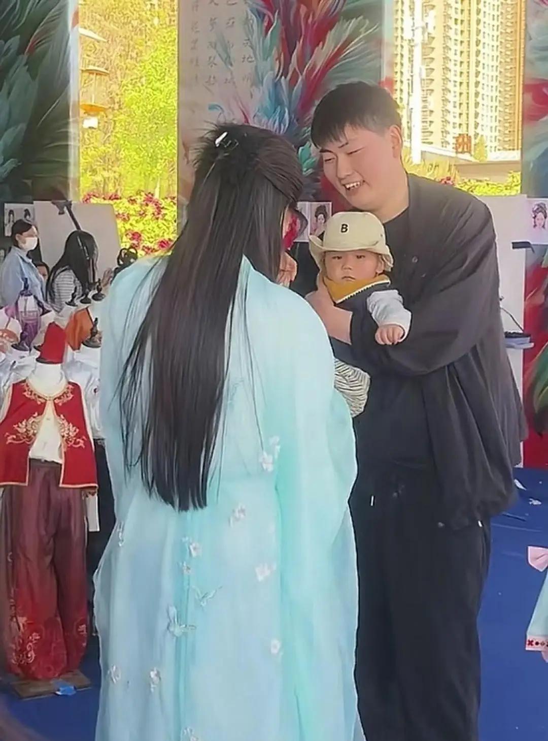 大衣哥的儿媳妇，真给老朱家争了口气！憋了这么久，陈萌肚子里的喜讯，终于盖不住了