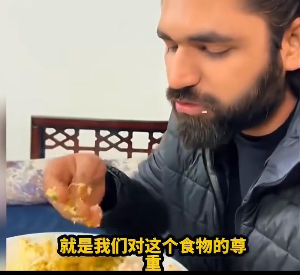 印度博主觉得用手吃饭是对食物的尊重，非常不认同大家觉得用手吃饭是不卫生的看法，应