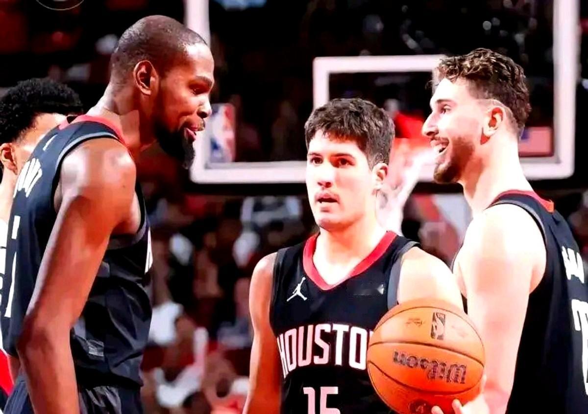 杜兰特这一伤，太阳队的轮换可就有点麻烦了。右脚踝扭伤，这已经是他本赛季第三次