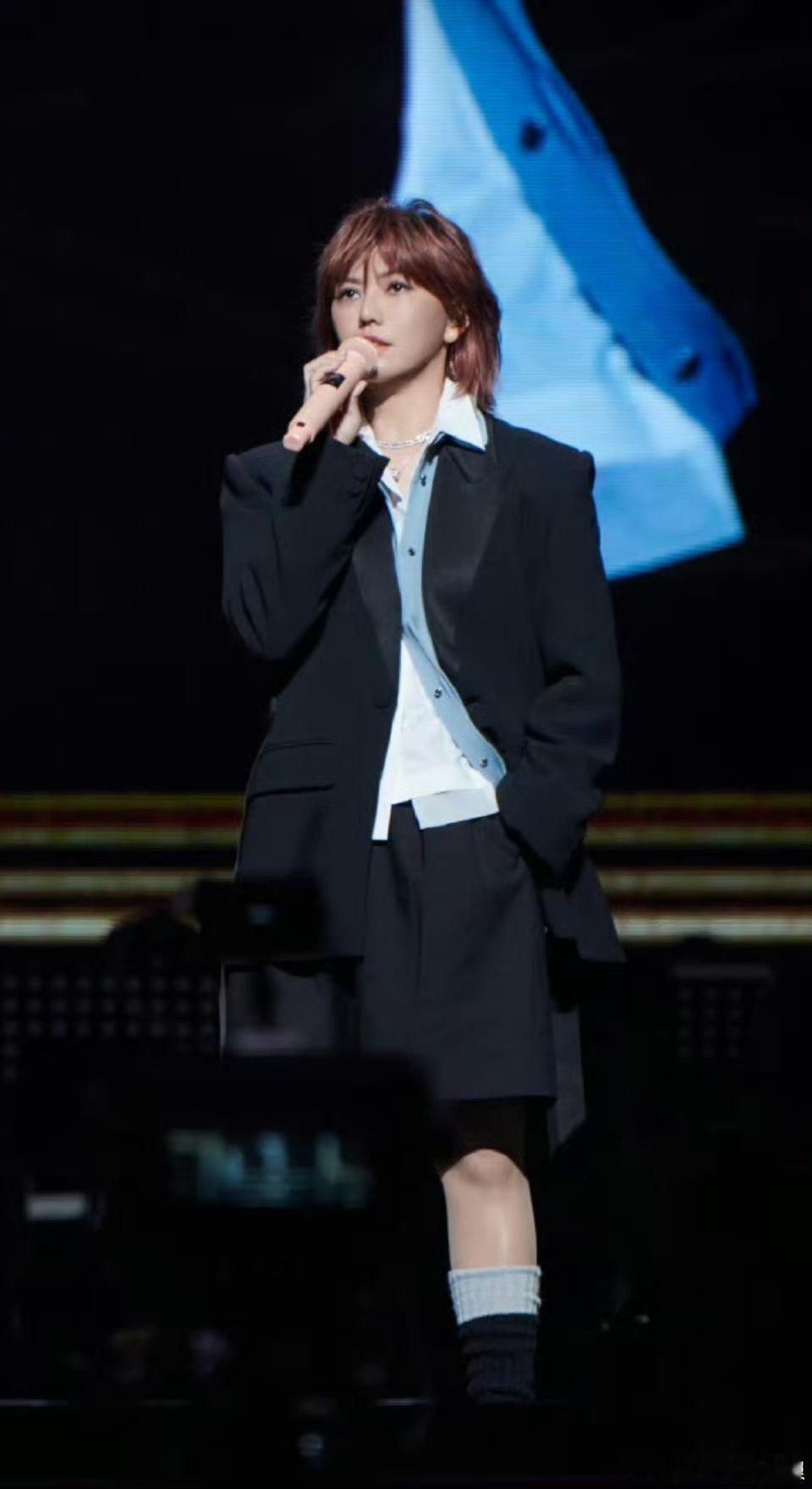 灵魂画手孙燕姿孙燕姿马年画小马孙燕姿也太可爱了吧！马年画小马认真又温柔，草稿都