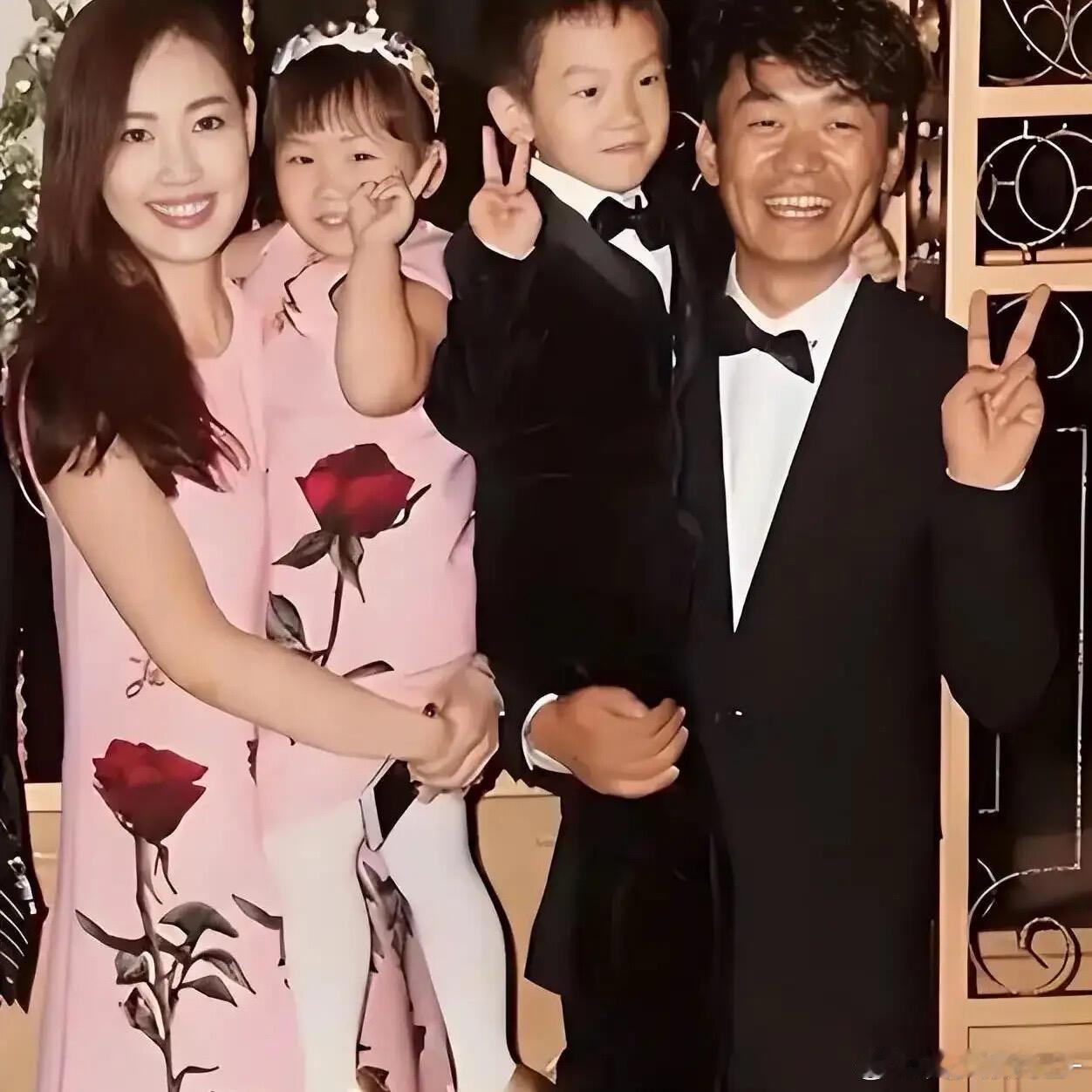 王宝强子女现状！43岁的他与前妻马蓉离婚9年，但是在抚养儿女上处处细心，儿子王子