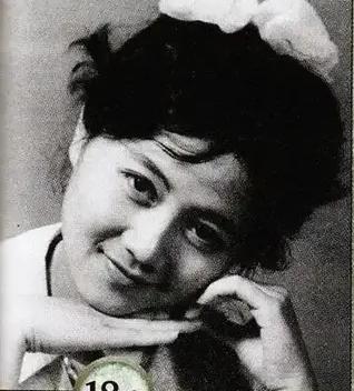 1986年，身为舞蹈教师的梁安琪与赌王何鸿燊“一舞定情”。68岁的赌王向29岁