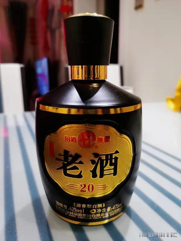 黄盖汾酒是否值得收藏长时间再喝，得两说。现在很多人受茅台老酒能升值的影响，开始存