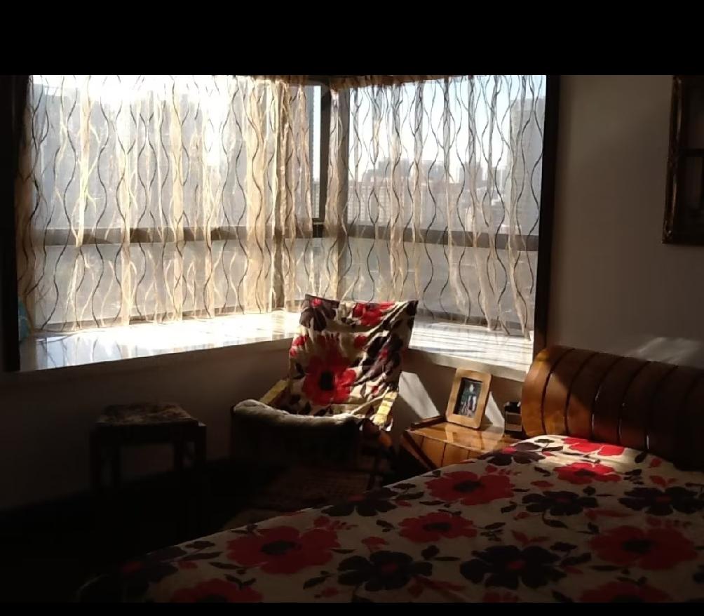 我今年60岁，一个人住着一套三居室的大房子，我还有一套两居室的房子，一直空着，亲