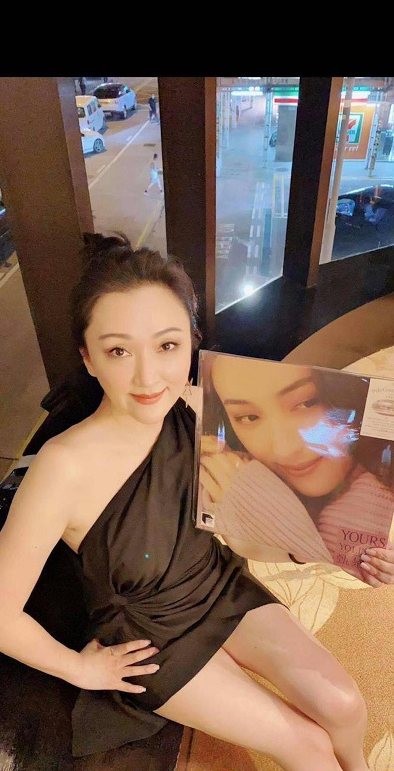 现年54岁的80年代女歌手甄楚倩当年因唱腔神似梅艳芳而走红，1988年凭《深夜港