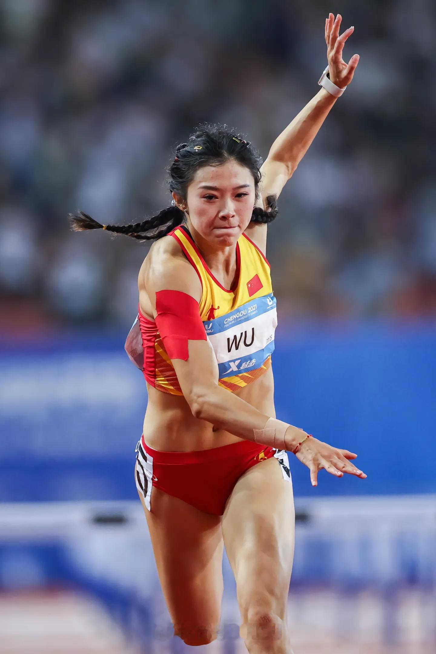 吴艳妮女子100米栏摘铜：她赢下的，不只是一个第三名当成绩定格的那一刻，吴艳妮抬头看向大屏幕，没有立