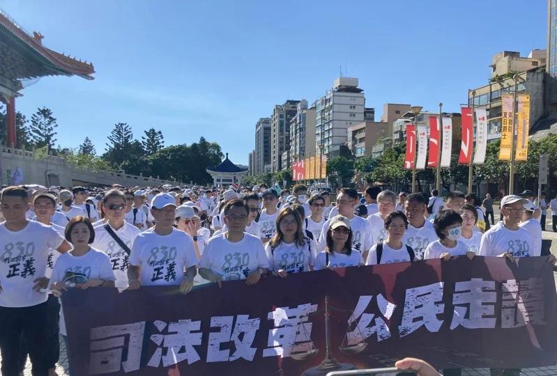去年8月30日的清晨7时30分，民众党中央党部与时任党主席柯文哲住家遭检调同步搜