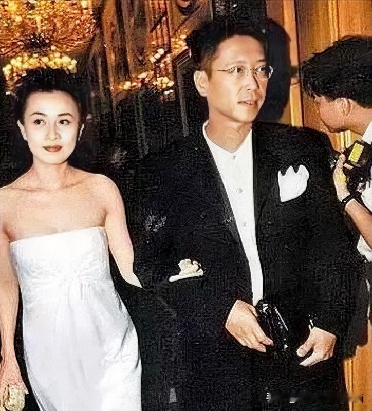 这是拍于80年代的老照片，那个时候的刘嘉玲一袭白裙美得不可方物，她的美其实很内敛