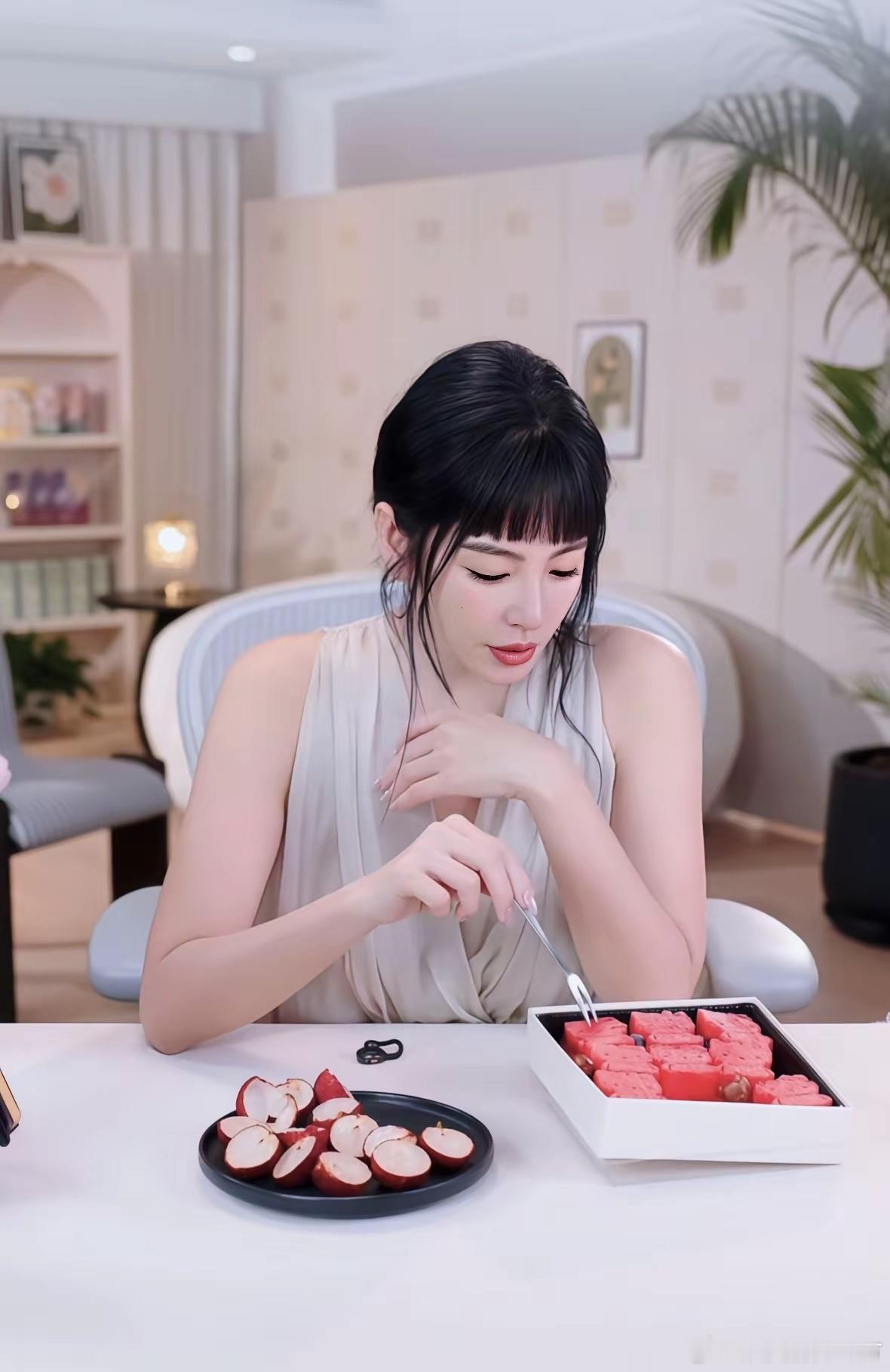 张雨绮这是用了什么科技，怎么突然变年轻？近期张雨绮直播，一头齐刘海，侧扎丸子头，
