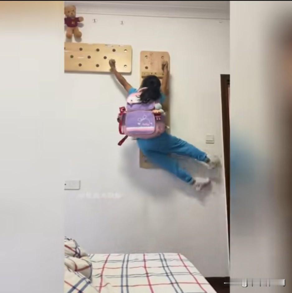 看到没？这孩子的攀爬多牛。这臂力实在惊人，可以说无人能及。这孩子是极限攀爬运动员