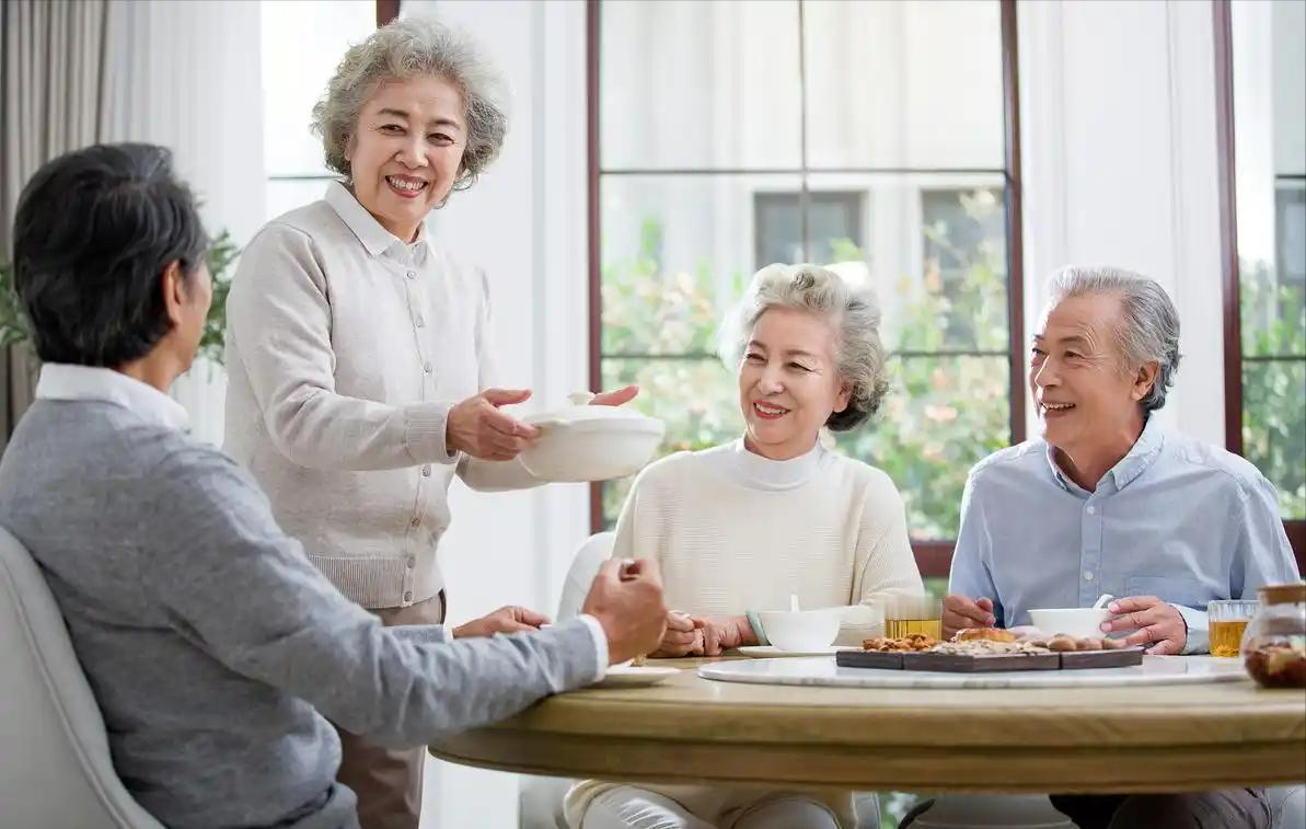 “吃饭七分饱”被推翻？医生建议：过了60岁，吃饭尽量做到这8点李大爷今年已经