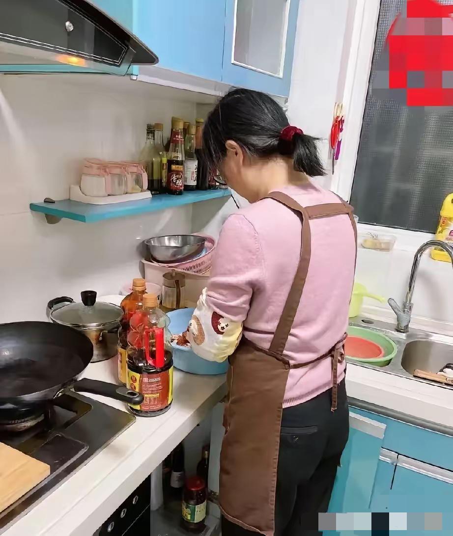 姑姐离婚了，带着钱来我家住，因为公公一直在我这，姑姐离婚直奔我家。在这住了有一个