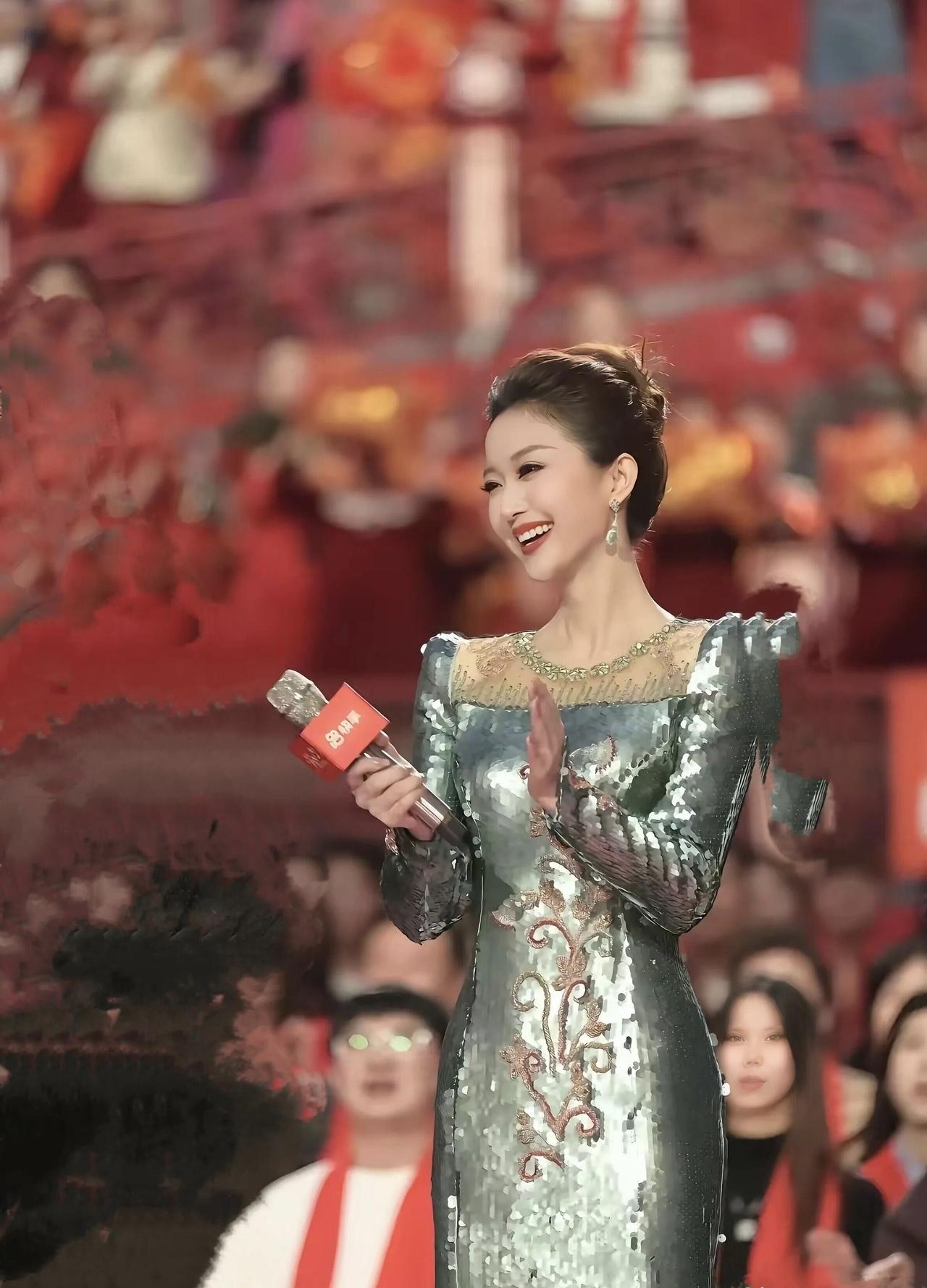 吉林出美女啊，这个女主持人看起来太漂亮了，比龙洋的颜值高，身材又高挑，是从辽宁电