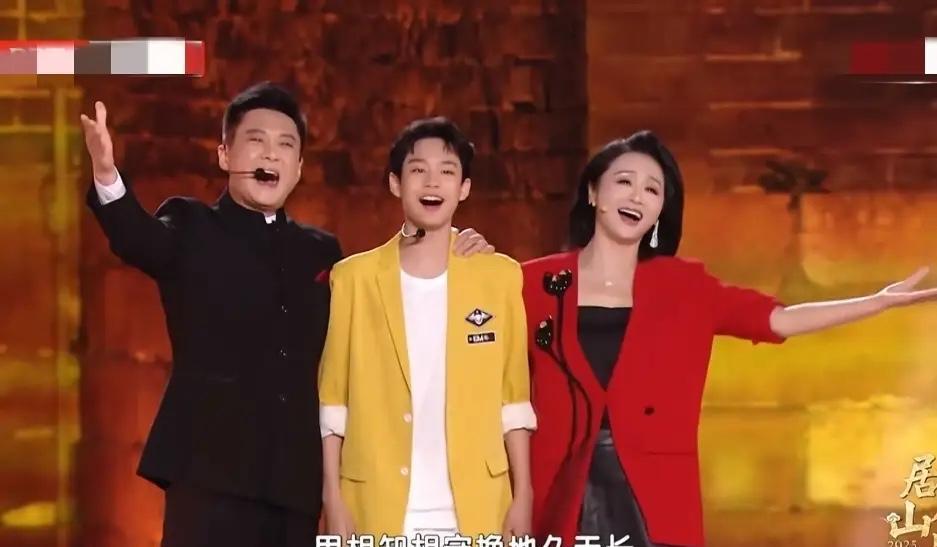 51岁曹颖一家同台庆中秋，她穿红衣服很喜庆，55岁王斑不见老，14岁儿子星范十足